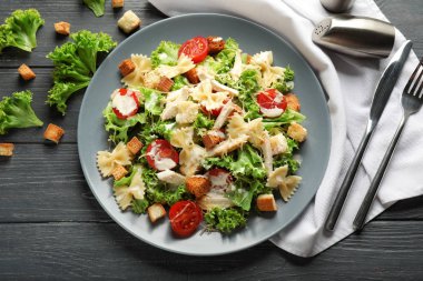 Makarna plaka üzerinde lezzetli Sezar salatası