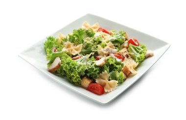 Lezzetli makarna beyaz arka plan üzerine Sezar salatası