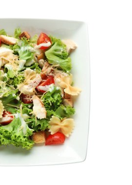 Lezzetli makarna beyaz arka plan üzerine Sezar salatası