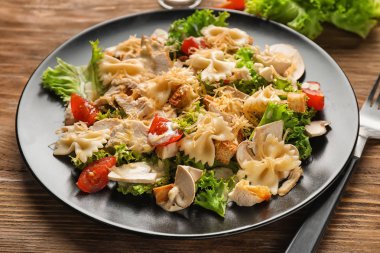 Makarna plaka üzerinde lezzetli Sezar salatası