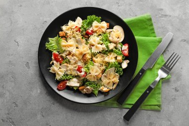 Makarna plaka üzerinde lezzetli Sezar salatası