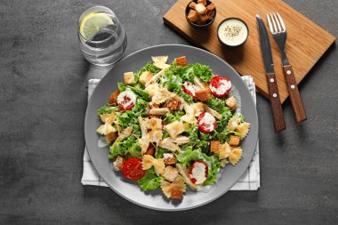 Makarna plaka üzerinde lezzetli Sezar salatası