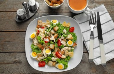 Makarna plaka üzerinde lezzetli Sezar salatası