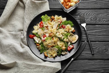 Makarna plaka üzerinde lezzetli Sezar salatası