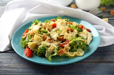 Makarna plaka üzerinde lezzetli Sezar salatası