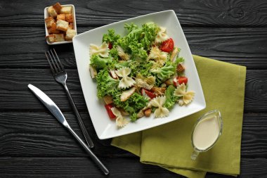 Makarna plaka üzerinde lezzetli Sezar salatası