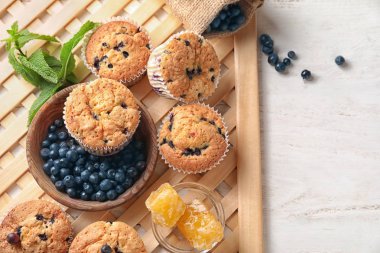 Taze meyveleri ve ballı masada lezzetli blueberry muffins
