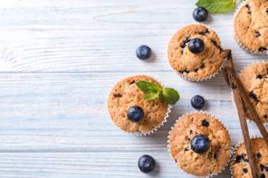 Hafif ahşap zemin üzerine lezzetli blueberry muffins