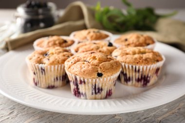Masada lezzetli yaban mersinli kek tabağı.