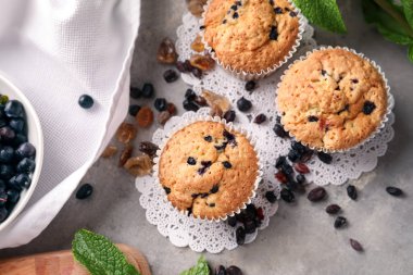 Lezzetli blueberry muffins gri arka plan üzerinde