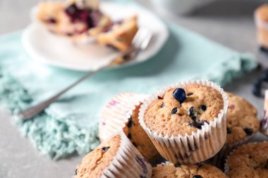 Lezzetli blueberry muffins gri tablo, portre