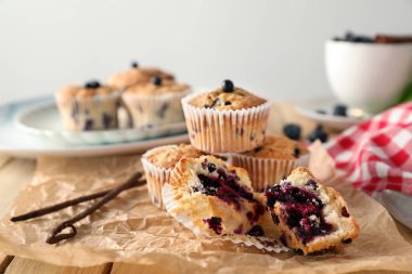 Parşömen üzerine lezzetli blueberry muffins