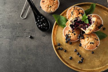 Lezzetli blueberry muffins ve tablo taze çilek