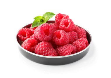 Beyaz zemin üzerine lezzetli taze olgun ahududu ile plaka