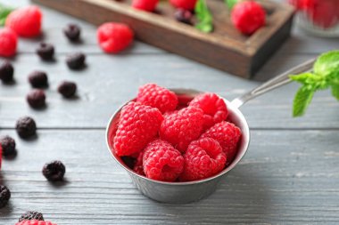 Lezzetli taze olgun ahududu ahşap arka plan üzerinde ile pota