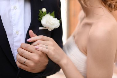 Mutlu yeni evliler açık havada, portre