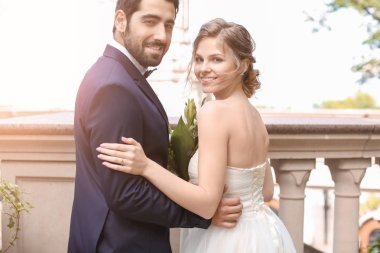 Açık havada onun damat ile mutlu genç gelin