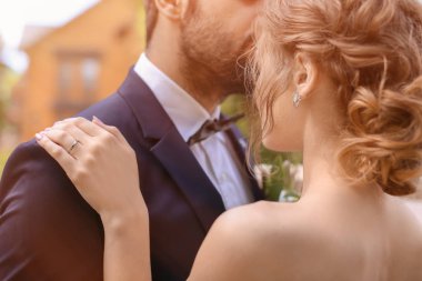 Açık havada onun damat ile mutlu genç gelin