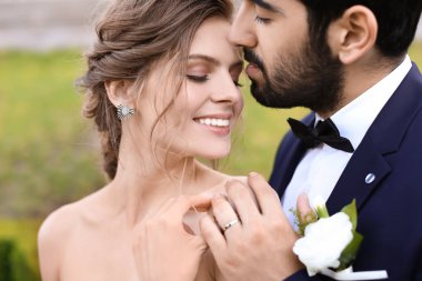 Açık havada onun damat ile mutlu genç gelin