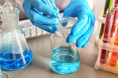 Laboratuvar işçi alarak örnek şişe, portre