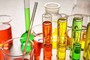 Laboratuvar, portre renkli örnekleri ile test tüpleri