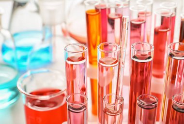 Laboratuvar, portre renkli örnekleri ile test tüpleri