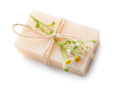 El yapımı sabun ve papatya çiçekleri beyaz arka plan üzerinde