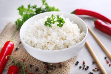 Kase haşlanmış beyaz pirinç ve baharat gri tablo ile