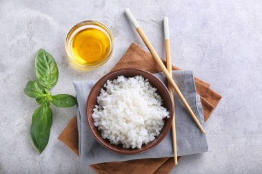 Gri dokulu arka plan üzerinde beyaz haşlanmış pirinç kase