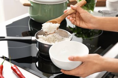 Mutfak, closeup kase haşlanmış pirinç koyarak kadın