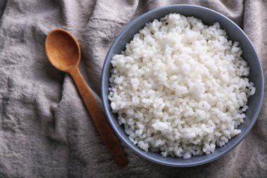 Masada beyaz haşlanmış pirinç kase