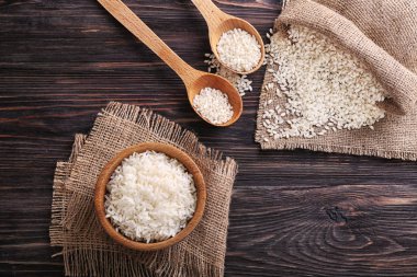 Ahşap masa üzerinde beyaz haşlanmış pirinç kase