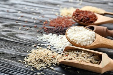 Pirinç ahşap arka plan üzerinde farklı türleri