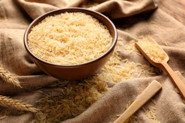 Peçete üzerinde çiğ pirinç kase