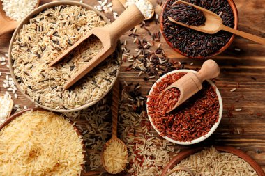 Pirinç kase ahşap masa üzerinde farklı türleri