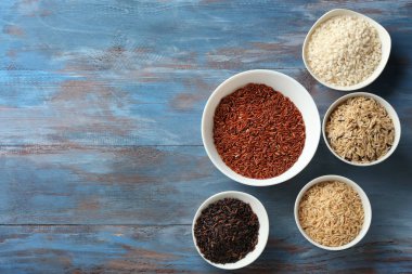 Pirinç kase ahşap masa üzerinde farklı türleri