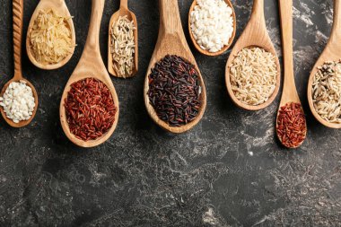 Farklı gri arka plan üzerine kaşık pirinç