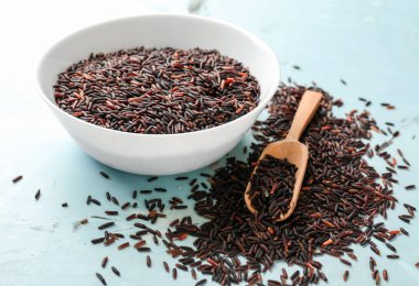 Kase ve kepçe masada ham yabani pirinç