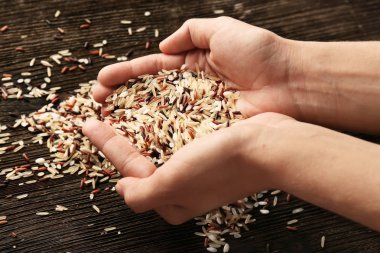 Eller farklı çiğ pirinç, closeup yığını ile