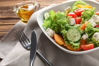 Masada lezzetli taze salata ile plaka