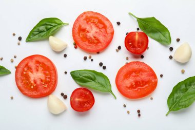 Taze sebzeler, otlar ve baharatlar beyaz arka plan üzerinde ile kompozisyon