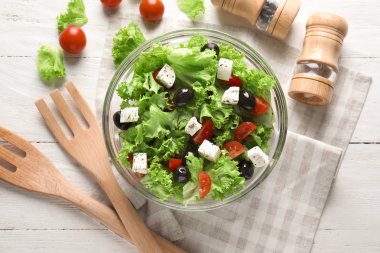 Masada lezzetli taze salata ile kase