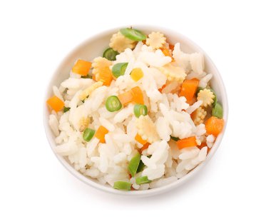Lezzetli haşlanmış pirinç ve sebze beyaz arka plan üzerinde kase