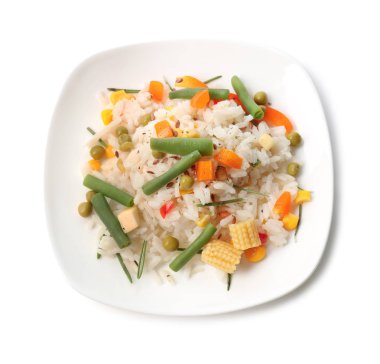 Lezzetli haşlanmış pirinç ve sebze beyaz arka plan üzerinde plaka