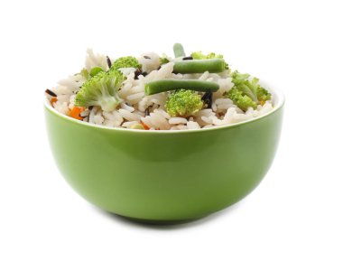 Lezzetli haşlanmış pirinç ve sebze beyaz arka plan üzerinde kase