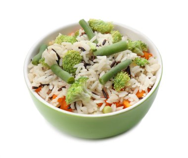 Lezzetli haşlanmış pirinç ve sebze beyaz arka plan üzerinde kase