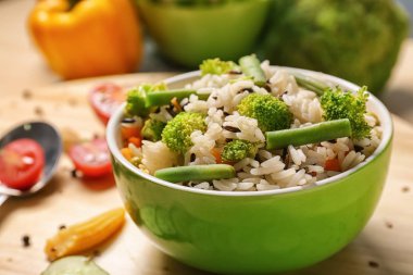 Lezzetli haşlanmış pirinç ve sebze tablo ile kase