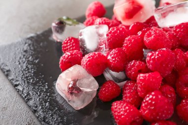 Taze olgun ahududu buz kayrak plaka, closeup ile