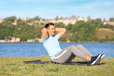 Eğitim nehir açık havada yakınındaki sportif genç adam