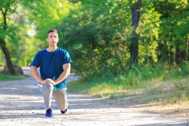 Sportif genç adam parkta eğitim